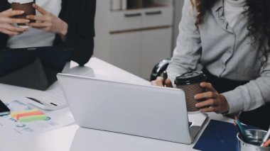 Ofisteki genç iş kadını