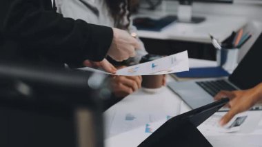 Ofiste çalışan genç iş kadını..