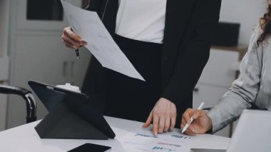 İş adamları modern ofiste yeni projeyi tartışıyor