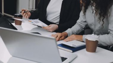 Modern ofisinde çalışan iş kadını.