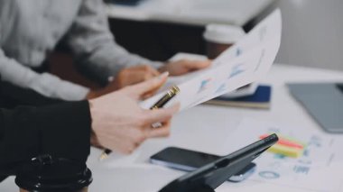 İş adamları toplantısı, takım çalışması toplantısı, çalışma, beyin fırtınası ve beyin fırtınası konsepti, iş adamı ofiste yeni proje fikirleri tartışıyor