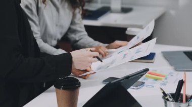 Ofiste Dijital Tablet üzerinde çalışan İş kadını