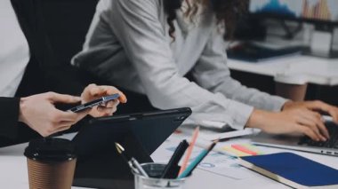 Modern ofis genç iş kadını