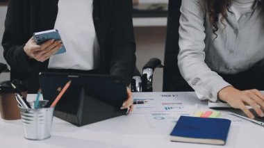 Ofisteki genç iş kadını