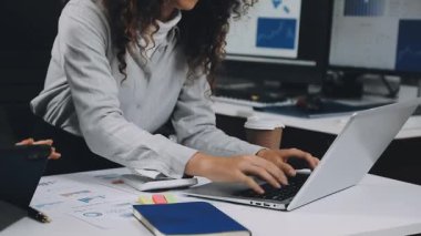 İş kadını Laptop 'ta çalışıyor