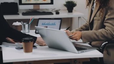 Ekonomik çizelge ve çizelgeleri tartışan iş ekibi.