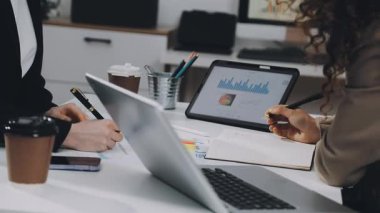 yakın plan - iş yerinde birlikte çalışan iş ekibi