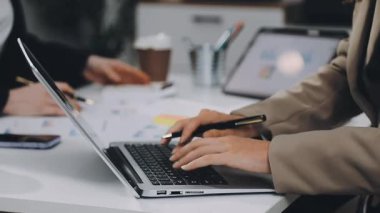 Modern ofiste çalışan iş adamları