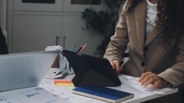 Tablet bilgisayarlı genç iş kadını