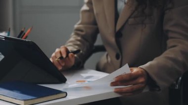 Ofiste tablet kullanan iş kadını.