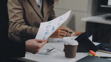 Dizüstü bilgisayarla çalışan iş kadını