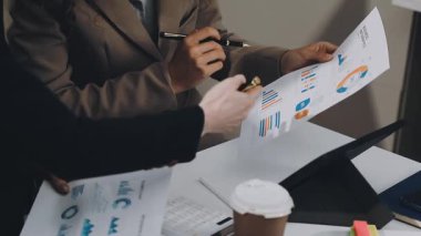 bir toplantıda işadamları