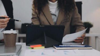 Ofiste çalışan iş kadını.