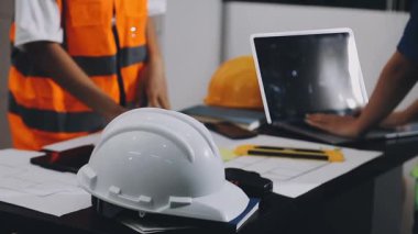 Ofiste dizüstü bilgisayarla çalışan inşaat mühendisleri..