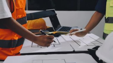 Ofiste çalışan mühendis, mühendis ve mimarla birlikte mimar.