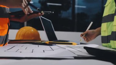 Bilgisayarı ve tablet bilgisayarı olan inşaat işçisi