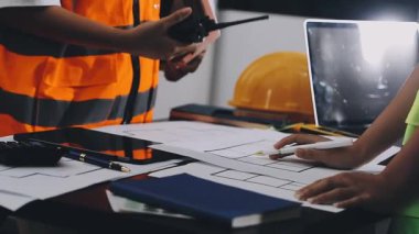 İnşaat alanının planlarıyla çalışan mimar