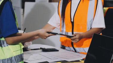 Makine, mühendislik, mühendislik ve mühendislik konseptiyle fabrikada çalışan işçi mühendisi.