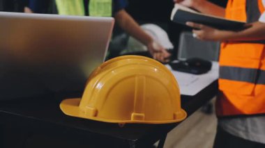 İnşaat alanında çalışan mühendis.