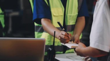 İnşaat alanında çalışan Asyalı kadın işçi veya işçi, mühendis veya mühendis veya mühendis, mühendis veya mühendis veya mühendis, inşaat mühendisi veya mühendisi veya mühendis