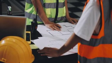 Ofiste planı olan mühendis, mimar ya da işçi