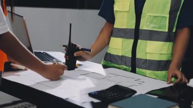 Genç Asyalı mühendis ya da mühendis inşaat sahasında proje üzerinde çalışıyor.