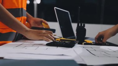 İnşaat mühendisi veya inşaat projesinde çalışan işçi.