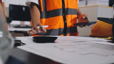 Bir inşaat projesinde çalışan mimar
