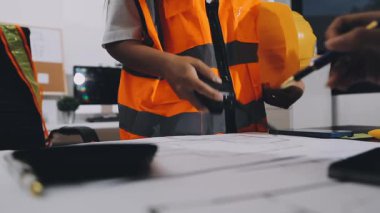 Modern ofiste inşaat projesinde çalışan genç bayan mühendis.