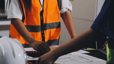 İnşaat projesinde çalışan genç bayan mühendis.