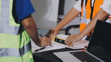 İnşaat alanındaki planlarla çalışan bir mühendis.