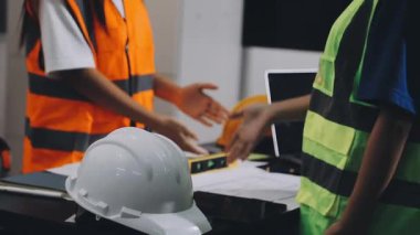 Ofis planı, inşaat alanı ve inşaat konsepti, gayrimenkul ve inşaat konseptiyle çalışan mimar ve mühendis.