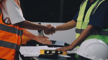 İnşaat şantiyesinde proje üzerinde çalışan mühendis ya da mimar. İnşaat endüstrisi ve mühendislik kavramı.