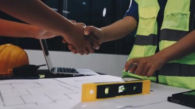 Ofiste mühendis ve mühendis, inşaat, mühendis, mühendis, mühendis, inşaat, inşaat, mühendislik