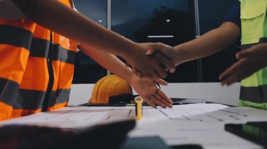 Mimar ve inşaat işçisi ofiste.