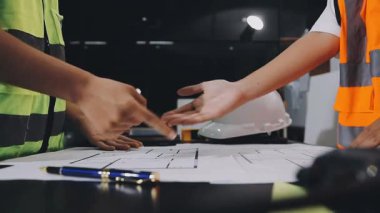 Proje üzerinde çalışan mimar, mühendis veya mimar, mimar, mühendislik, inşaat alanı konsepti. mühendislik ve mimari tasarım