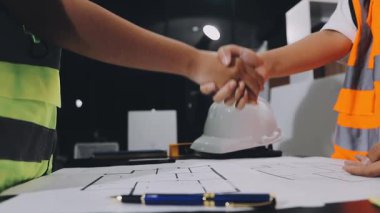 İnşaat veya ofis alanının planlarıyla çalışan mühendis ya da mimar ya da mimari.