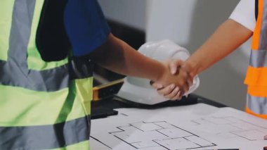 İnşaat mühendisleri inşaat projesinde birlikte çalışıyorlar..