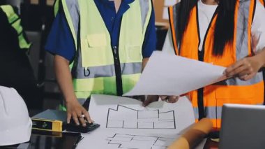 Mühendislik mühendisi, mühendislik konsepti, oda planı üzerinde çalışıyor.,