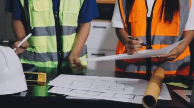 İnşaat alanının planlarıyla çalışan mimar mühendisi.