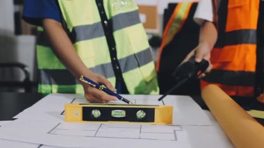 Planlı genç mimar ofiste proje üzerinde çalışıyor.