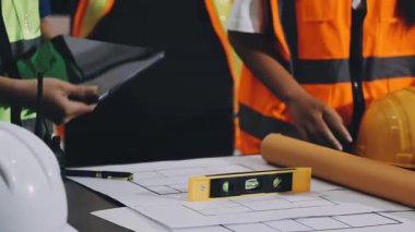 Şablon, mühendislik, mimarlık ve mühendislik tasarım konsepti için dijital tablet kullanan inşaat alanında mühendis.