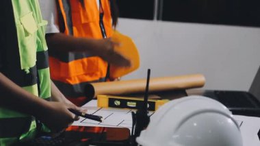 Fabrikada inşaat projesinde çalışan mühendis, işçi ya da mühendis.