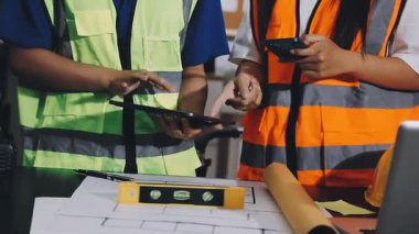 Çalışma odasında tablet bilgisayarlı mühendisler