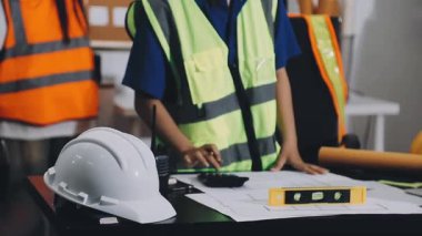 İnşaat alanında proje üzerinde çalışan genç mimar