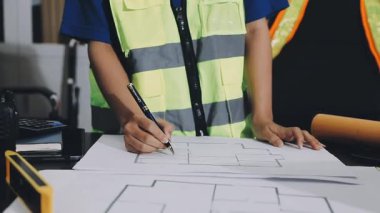 Taslak, mühendis ya da inşaat alanına sahip mimar mühendisi.