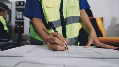 İşyeri, mühendis ya da inşaat konseptinde inşaat planıyla çalışan mimar mühendisi.