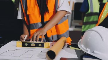 İnşaat alanında çalışan mühendis, mimar konsepti