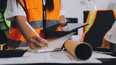 İnşaat alanında çalışan mühendis.