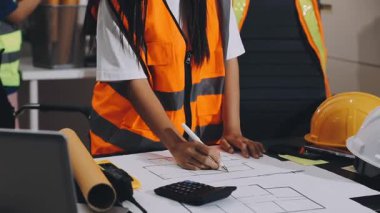 Asyalı mimar kadın mühendis ya da mühendis ya da mühendis ya da mimar kadın ya da mühendis ya da mühendis ya da ofis inşaatı planında inşaat planı ve inşaat projesinde çalışan mühendis ya da mühendis.